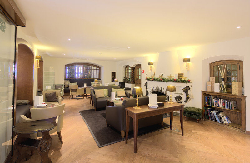 Le Petit Cervin Hotel Zermatt Restoran gambar The lounge at the airport