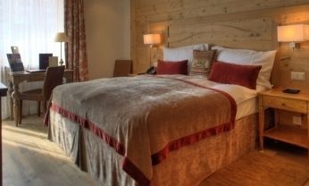 Le Petit Cervin Hotel Zermatt Luaran gambar A bed with a bed skirt