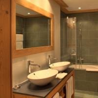 Le Petit Cervin Hotel Zermatt Luaran gambar Bathroom with shower and bath