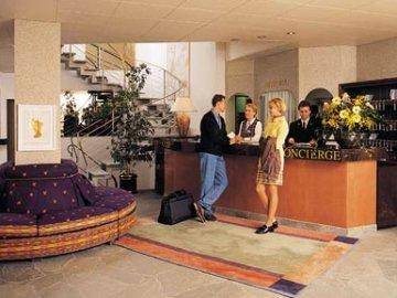 Le Petit Cervin Hotel Zermatt Luaran gambar A concierge desk at a hotel