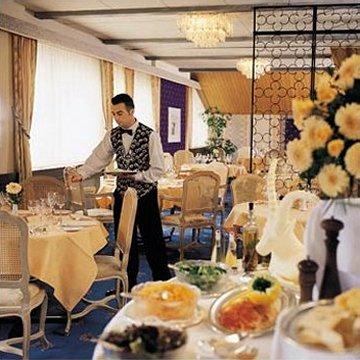 Le Petit Cervin Hotel Zermatt Luaran gambar A restaurant in a cruise ship